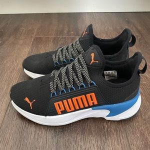{Puma} tennis shoes